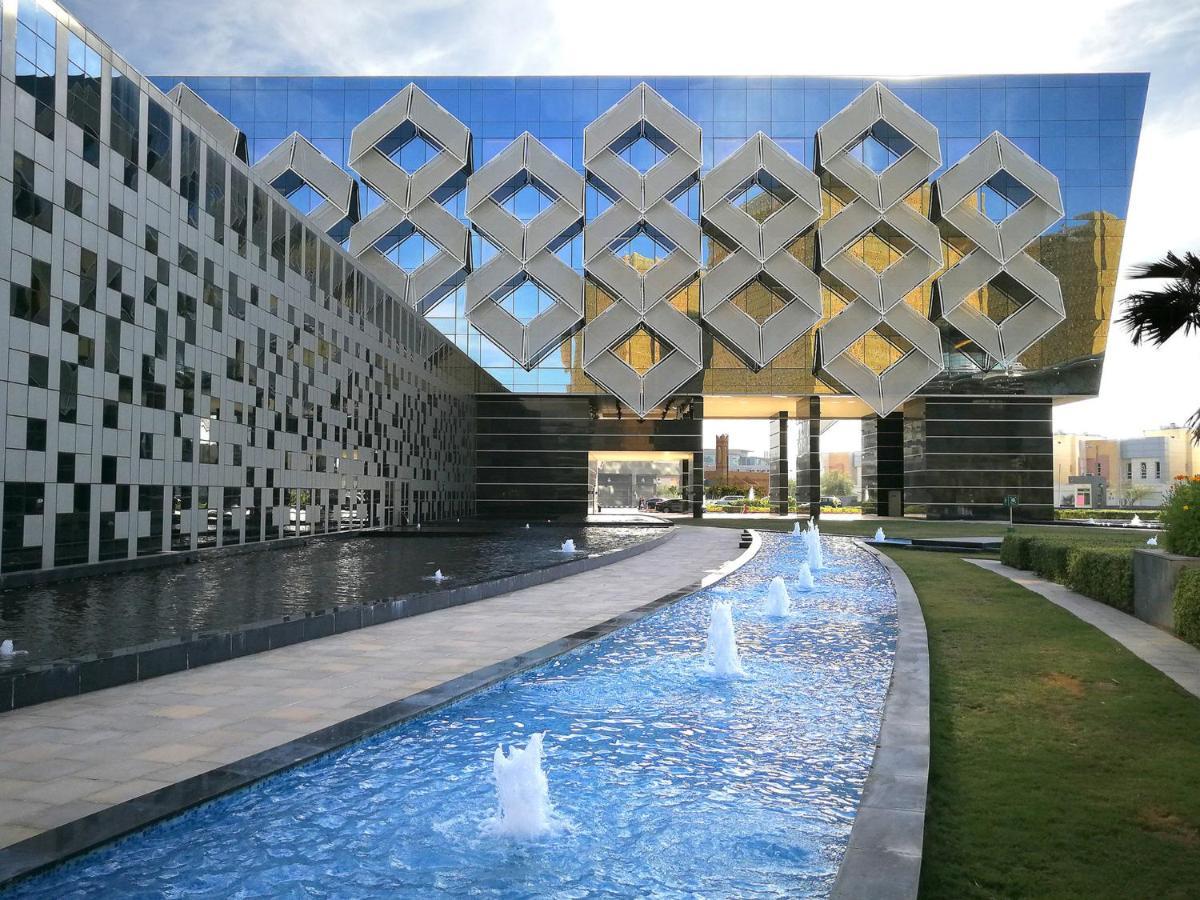 คราวน์ พลาซา ริยาดห์ อาร์ดีซี โฮเต็ล แอนด์ คอนเวนชั่น Hotel ภายนอก รูปภาพ The Sheikh Zayed House