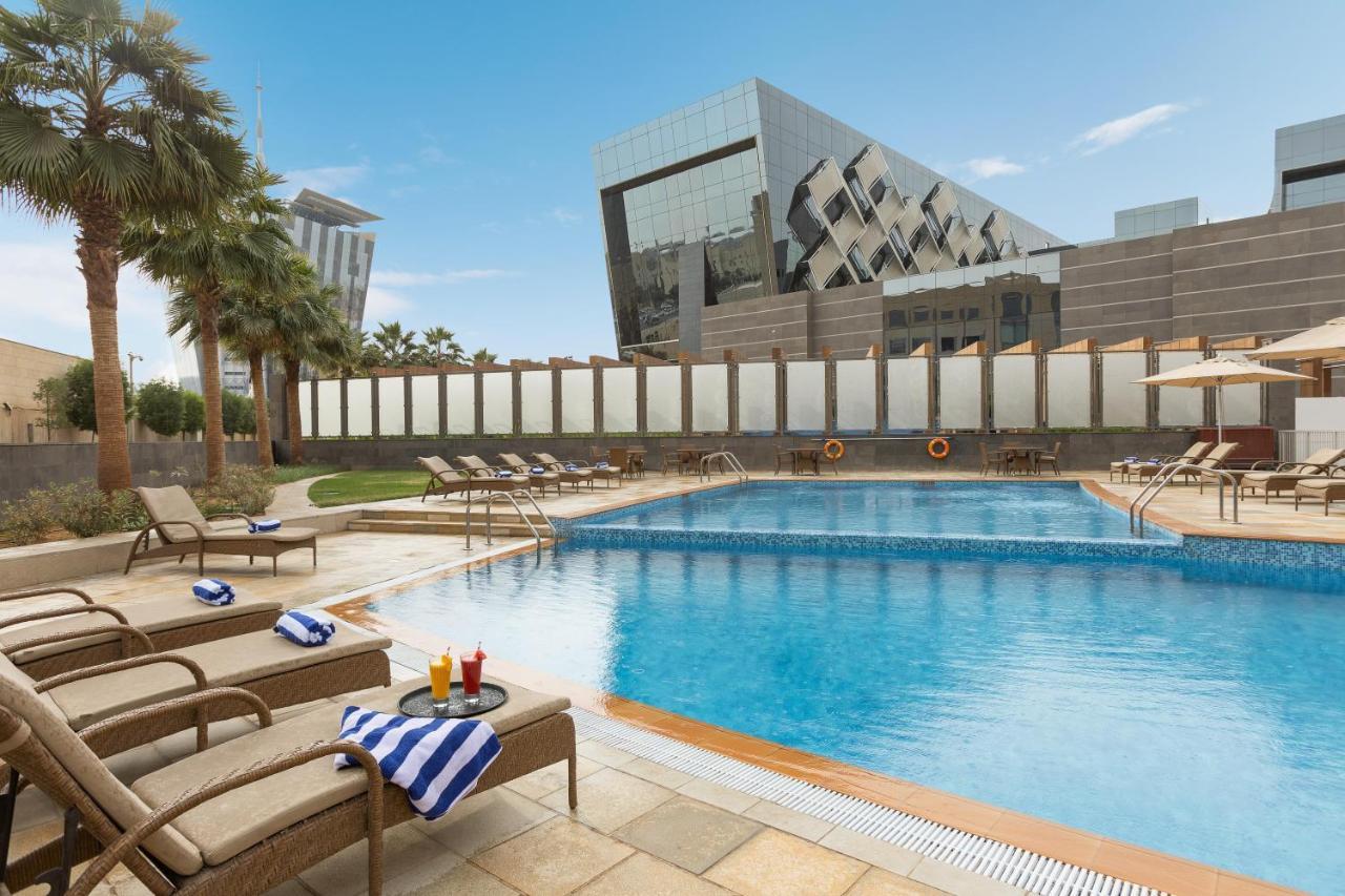 คราวน์ พลาซา ริยาดห์ อาร์ดีซี โฮเต็ล แอนด์ คอนเวนชั่น Hotel ภายนอก รูปภาพ The swimming pool at the hotel