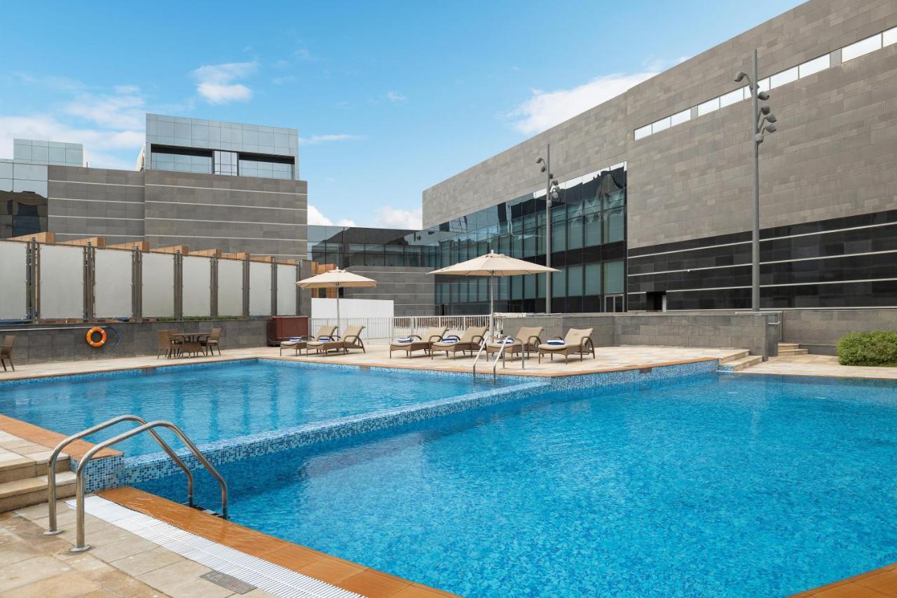 คราวน์ พลาซา ริยาดห์ อาร์ดีซี โฮเต็ล แอนด์ คอนเวนชั่น Hotel ภายนอก รูปภาพ The swimming pool at the hotel