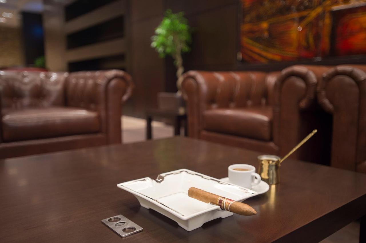 คราวน์ พลาซา ริยาดห์ อาร์ดีซี โฮเต็ล แอนด์ คอนเวนชั่น Hotel ภายนอก รูปภาพ A cigar ashtray