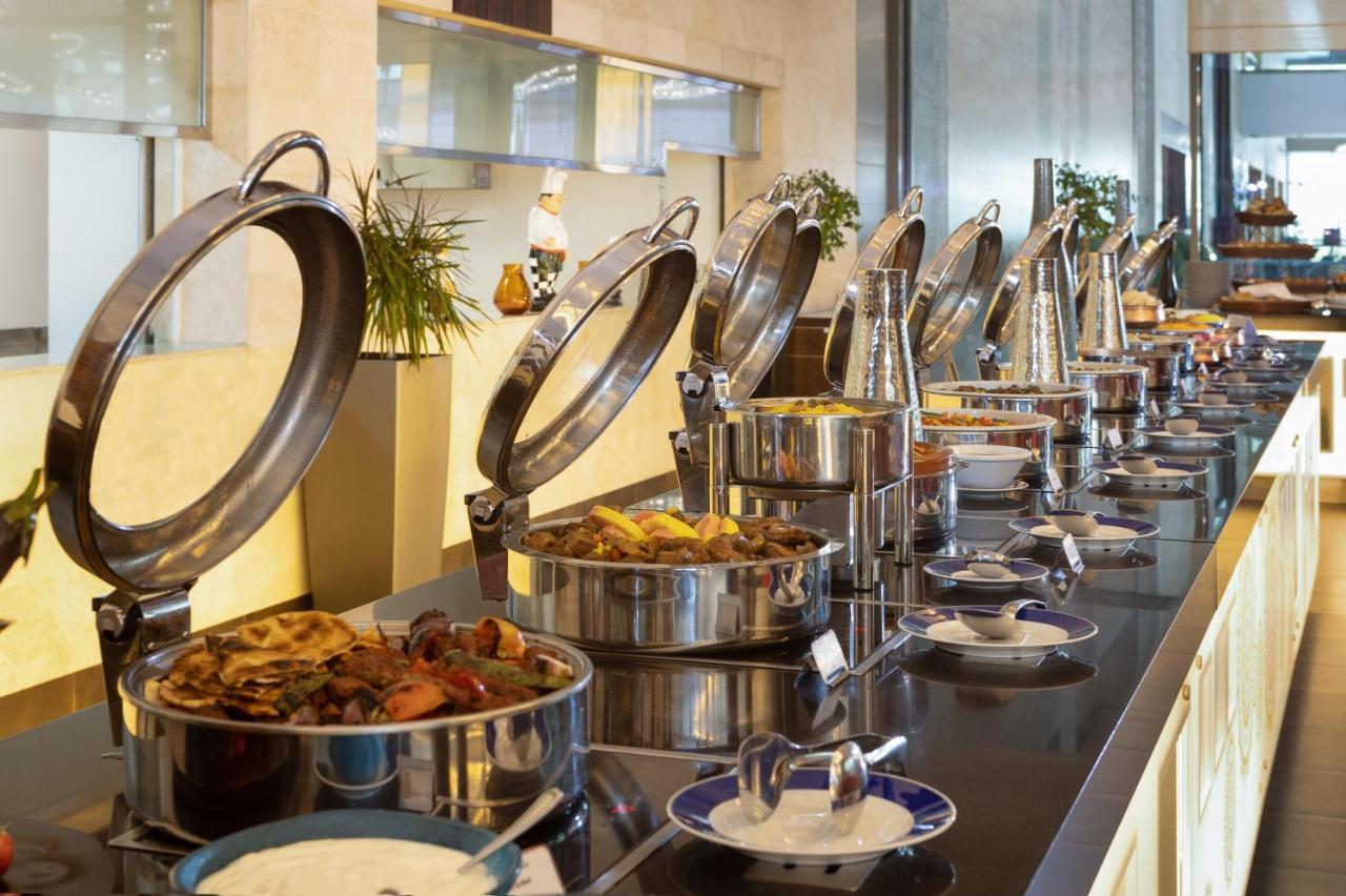 คราวน์ พลาซา ริยาดห์ อาร์ดีซี โฮเต็ล แอนด์ คอนเวนชั่น Hotel ภายนอก รูปภาพ A buffet at a hotel