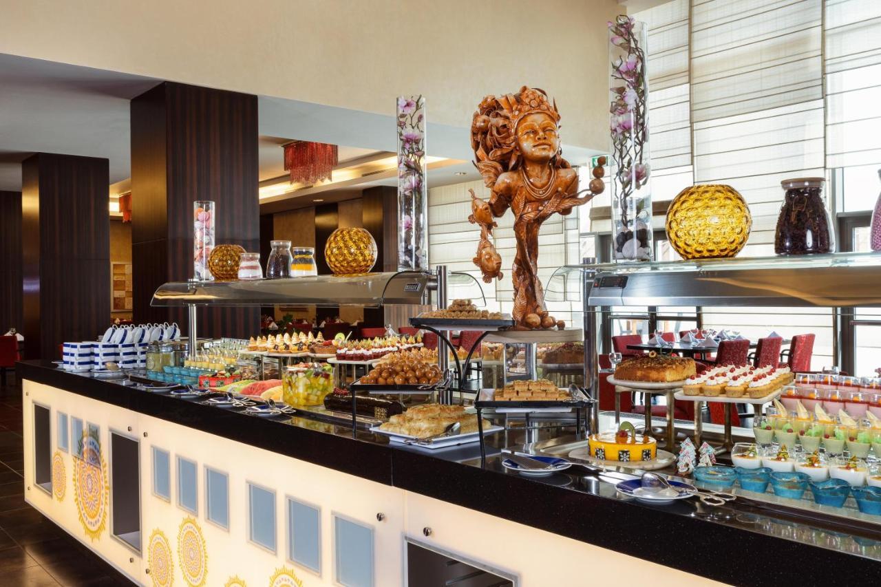 คราวน์ พลาซา ริยาดห์ อาร์ดีซี โฮเต็ล แอนด์ คอนเวนชั่น Hotel ภายนอก รูปภาพ A buffet at a hotel