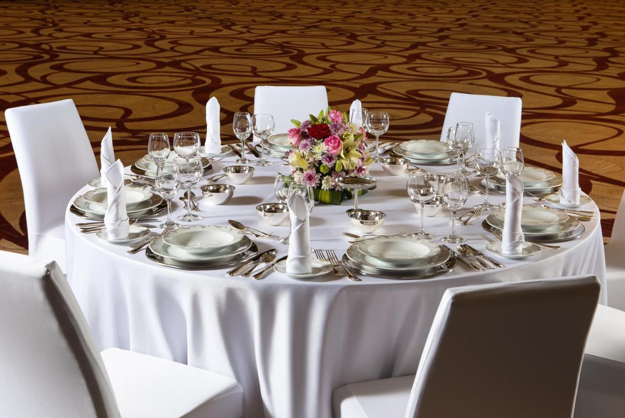 คราวน์ พลาซา ริยาดห์ อาร์ดีซี โฮเต็ล แอนด์ คอนเวนชั่น Hotel ภายนอก รูปภาพ A table set for a formal dinner