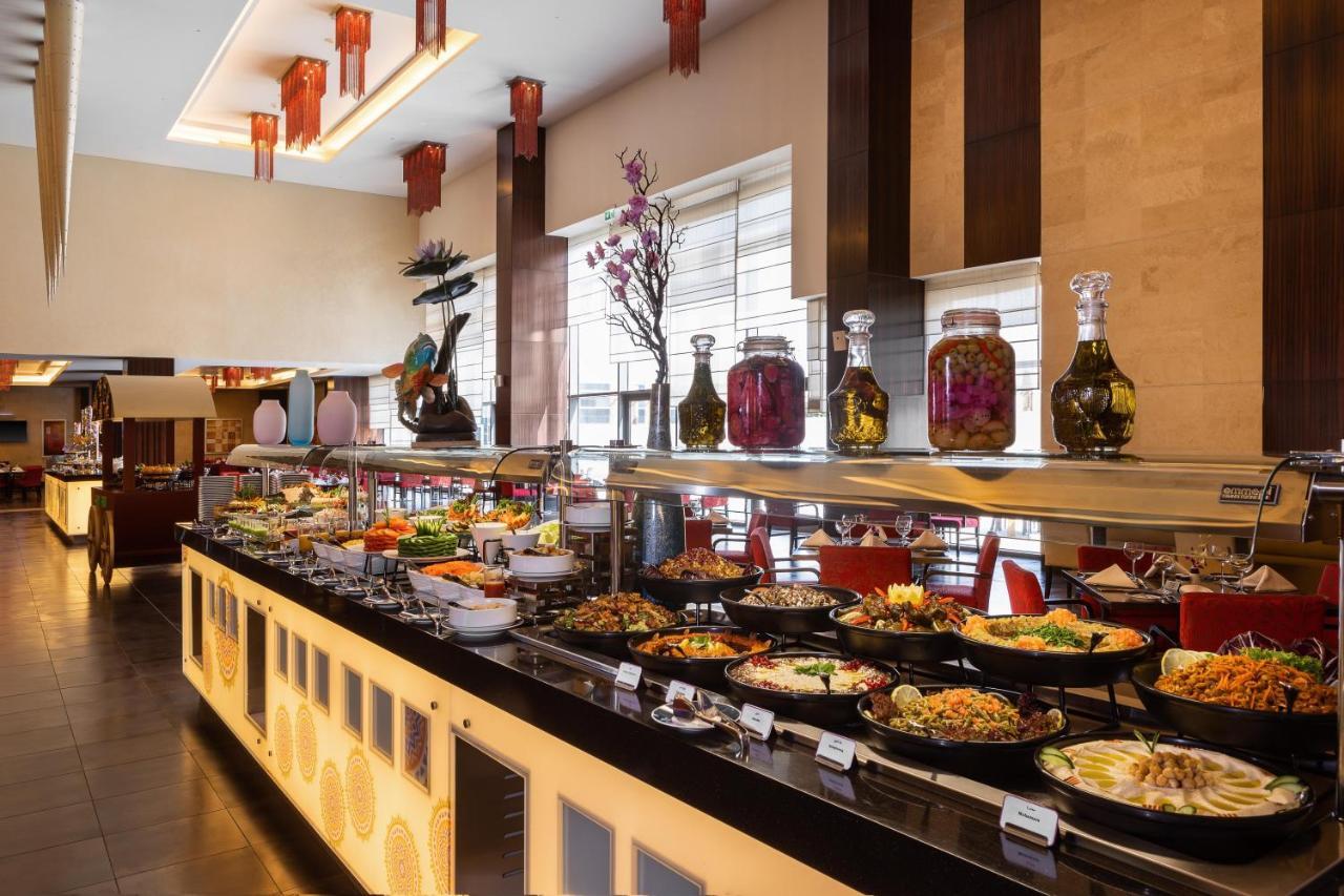 คราวน์ พลาซา ริยาดห์ อาร์ดีซี โฮเต็ล แอนด์ คอนเวนชั่น Hotel ภายนอก รูปภาพ A buffet at a hotel
