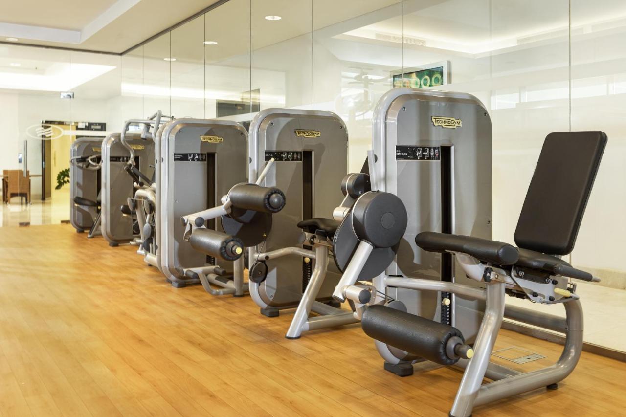 คราวน์ พลาซา ริยาดห์ อาร์ดีซี โฮเต็ล แอนด์ คอนเวนชั่น Hotel ภายนอก รูปภาพ A row of exercise machines