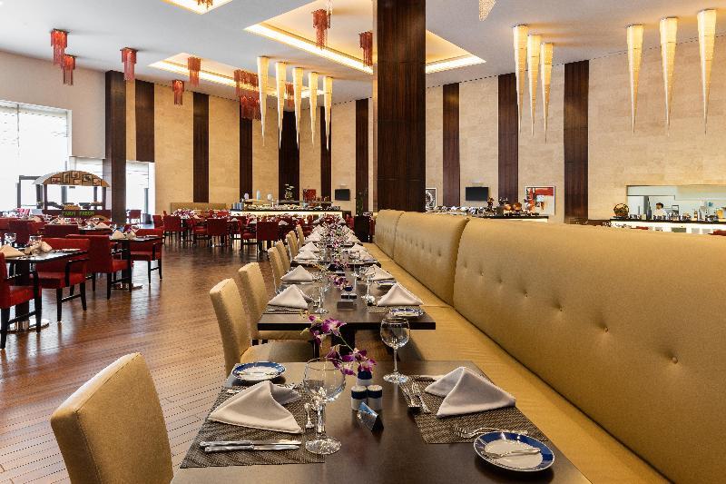 คราวน์ พลาซา ริยาดห์ อาร์ดีซี โฮเต็ล แอนด์ คอนเวนชั่น Hotel ภายนอก รูปภาพ The restaurant