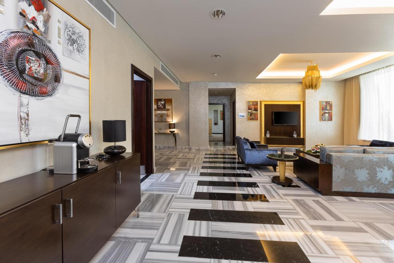 คราวน์ พลาซา ริยาดห์ อาร์ดีซี โฮเต็ล แอนด์ คอนเวนชั่น Hotel ภายนอก รูปภาพ A suite at the hotel