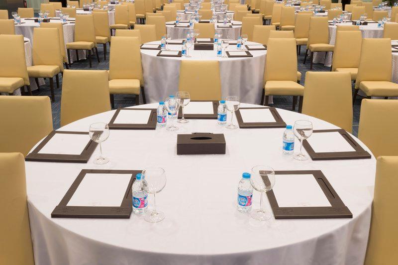 คราวน์ พลาซา ริยาดห์ อาร์ดีซี โฮเต็ล แอนด์ คอนเวนชั่น Hotel ภายนอก รูปภาพ A table set for a meeting